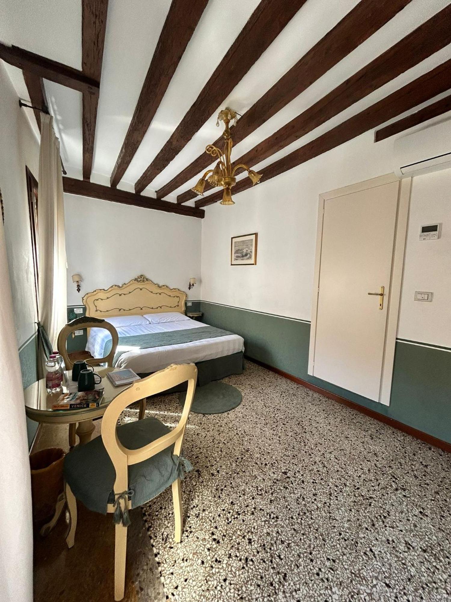Ca' San Trovaso - 6 Rooms Veneţia Exterior foto